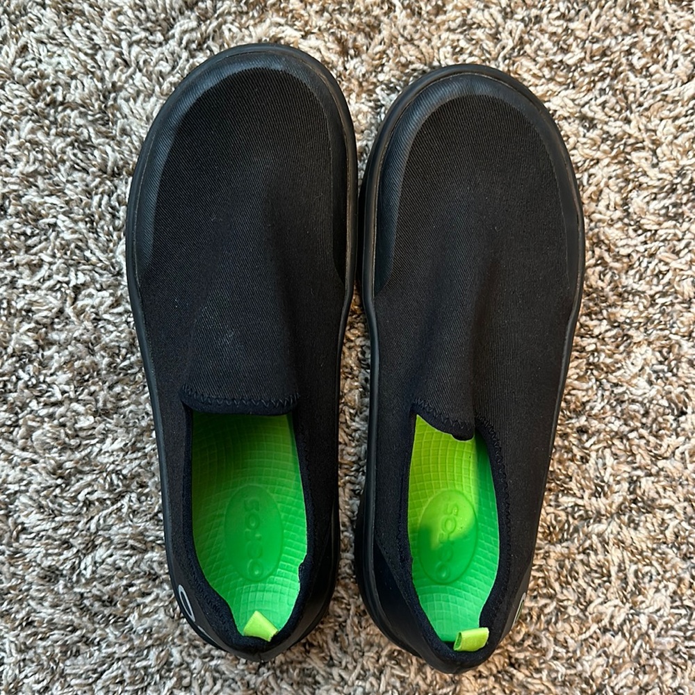 Oofos OOmg eeZee Triple Black Knit Slip-On Recovery Sneakers, Wm 9.5